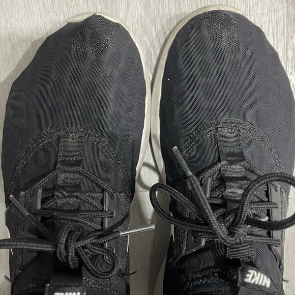 71/2 black and white Nike in used condition but still have life - Picture 3 of 5